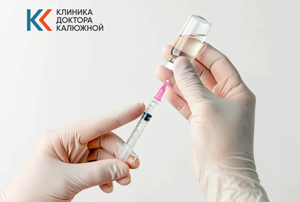 Врач набирает лекарство для кодирования в шприц