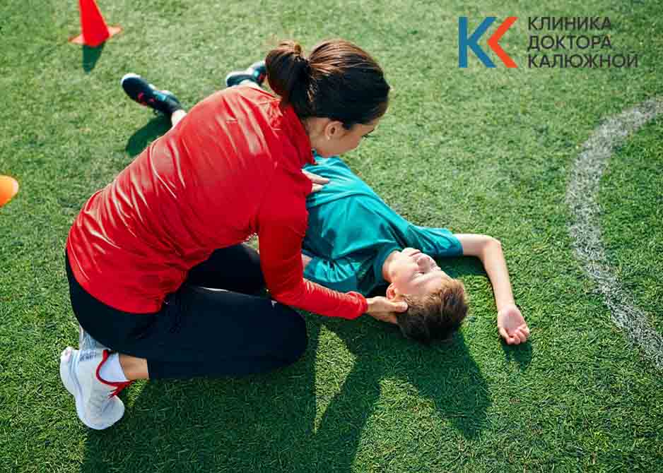 Врач помогаtт спортсмену